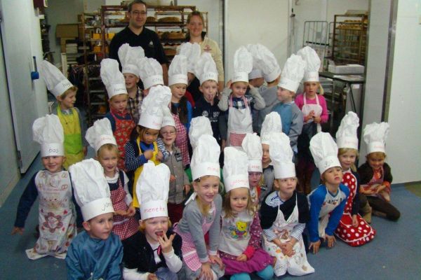 Groep 2 Juliana van Stolbergschool naar de bakker