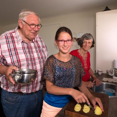 Thirza's opa en oma wonen  IN DE ACHTERTUIN