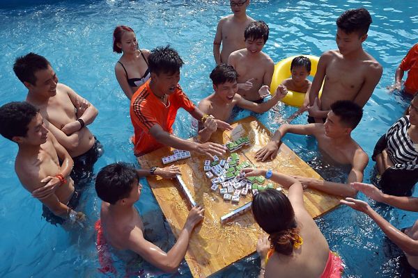 Warm in China: kinderen doen bordspel in water