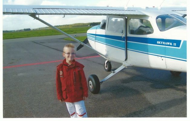 Adriaan bestuurde zelf een vliegtuig!