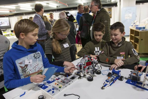 Zeeuwse leerlingen testen digitale snufjes in de Jaarbeurs