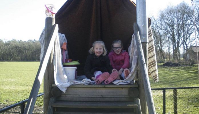 Jorina en Marilynn maken eigen huisje