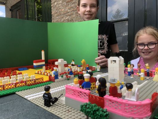 Johanna en Emma bouwen Grebbeberg van Lego