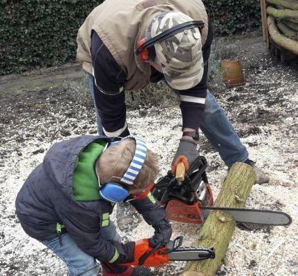 Foto van de week: Scott hakt hout met opa