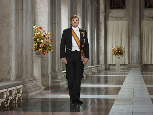staatsiefoto-koning-willem-alexander-in-burgerzaal---2018---erwin-olaf---liggend.jpg