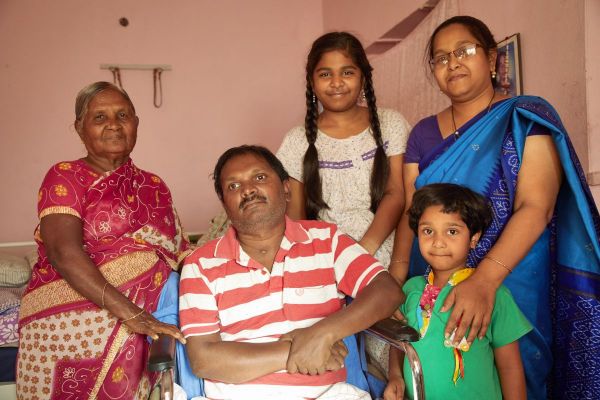 Vinaya's vader werd in elkaar geslagen toen hij folderde op straat