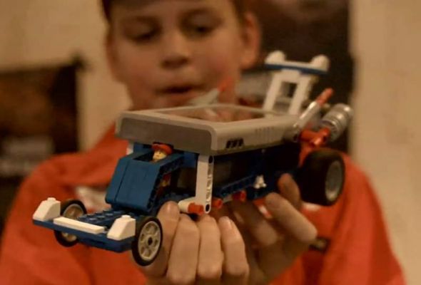 Kinderen racen tegen elkaar met legowagens (video)