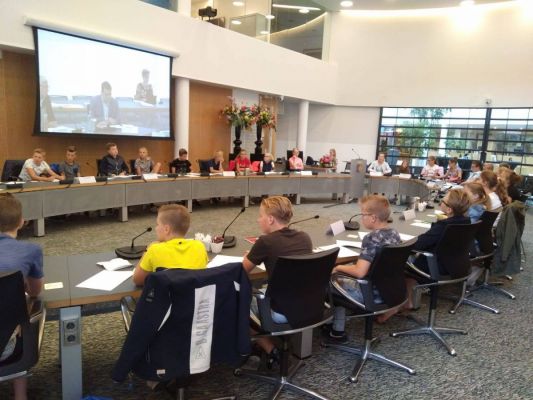 Groep 8 van basisschool De Brekeld in de gemeenteraad