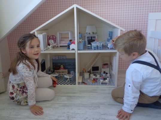 In het poppenhuis van Annemieke zit een klaslokaal en een bakkerij