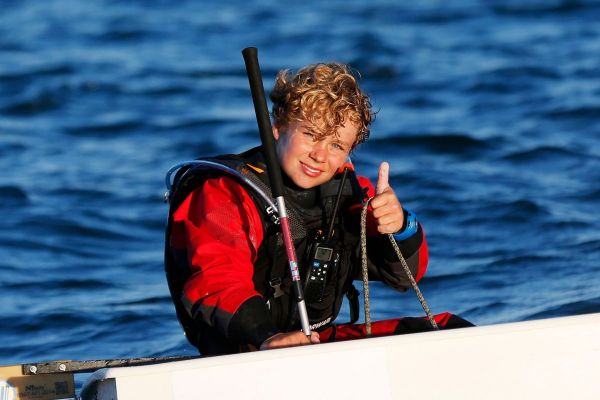 Tom (12) zeilt in recordtijd van Engeland naar Frankrijk