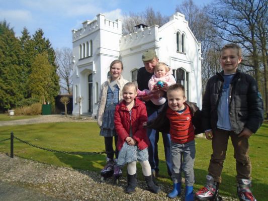 Opa van Annette, Niels, Eline, Marijn en Melanie werkt op een kasteel