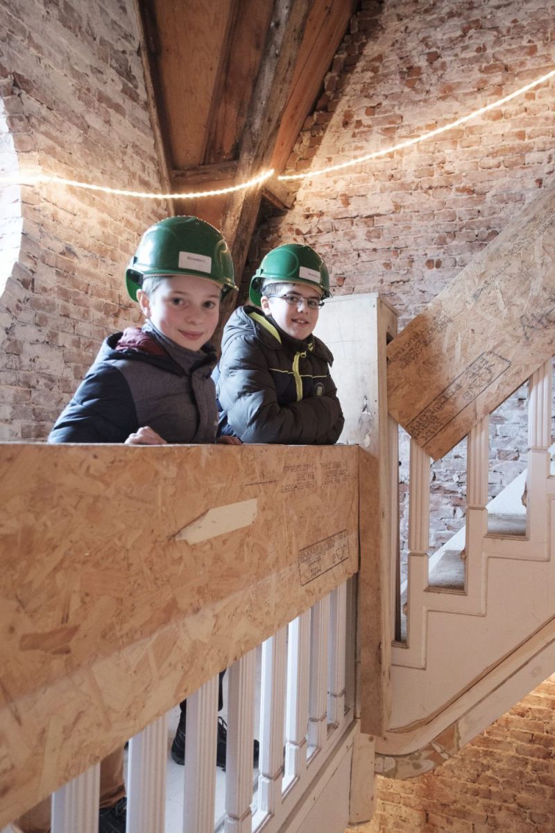 Arjan en Elbert op de bouwplaats. „Het is fijn om met je handen te werken”