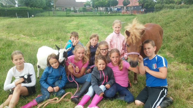 Marit en Lieke HEBBEN EEN EIGEN KINDERBOERDERIJ