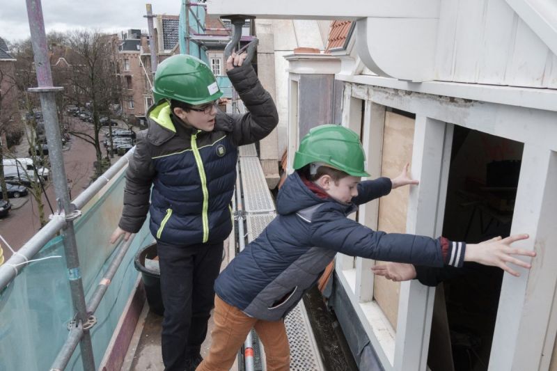 Arjan en Elbert op de bouwplaats. „Het is fijn om met je handen te werken”