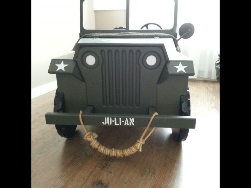 Julian slaapt in een legerjeep