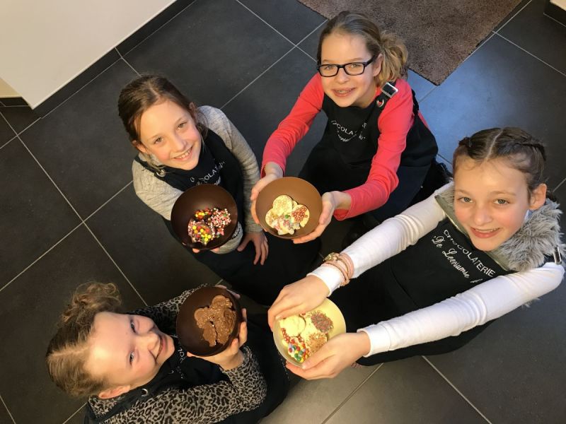 Vier vriendinnen maken zelf heerlijke bonbons (met video)