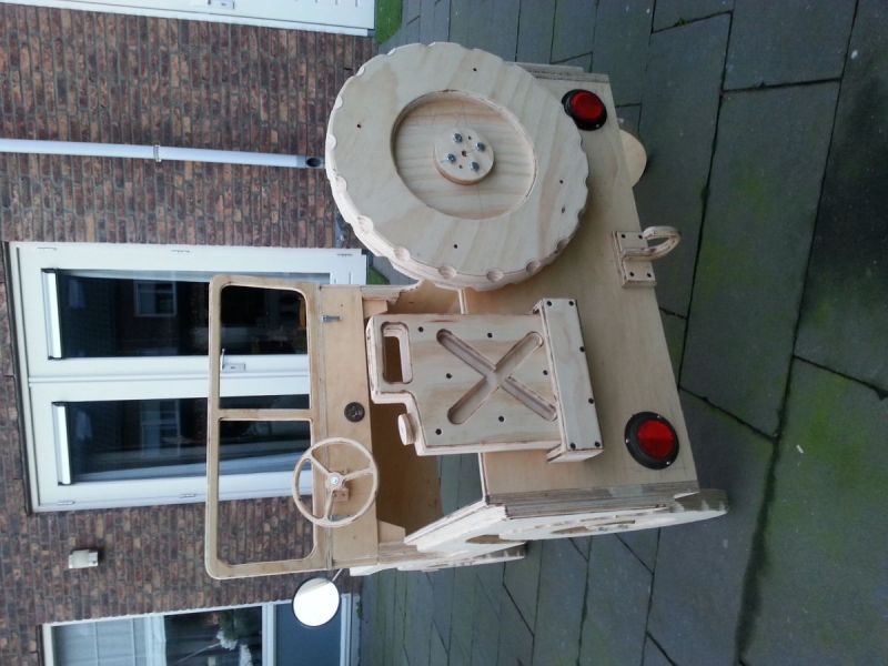 Julian slaapt in een legerjeep