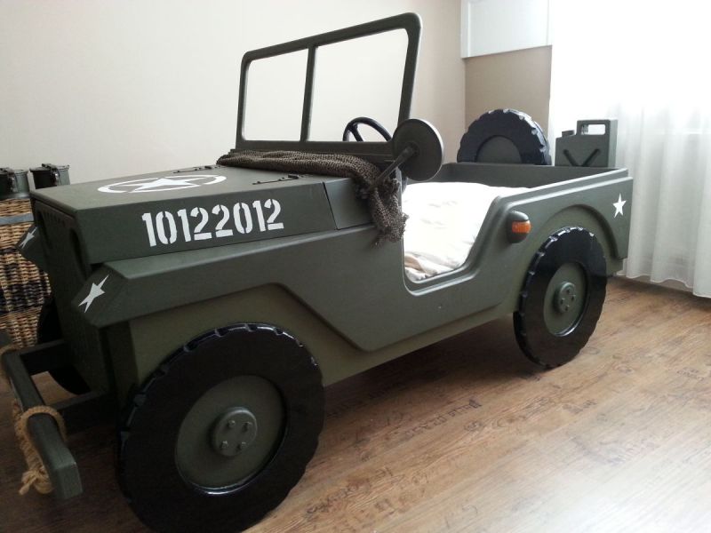 Julian slaapt in een legerjeep