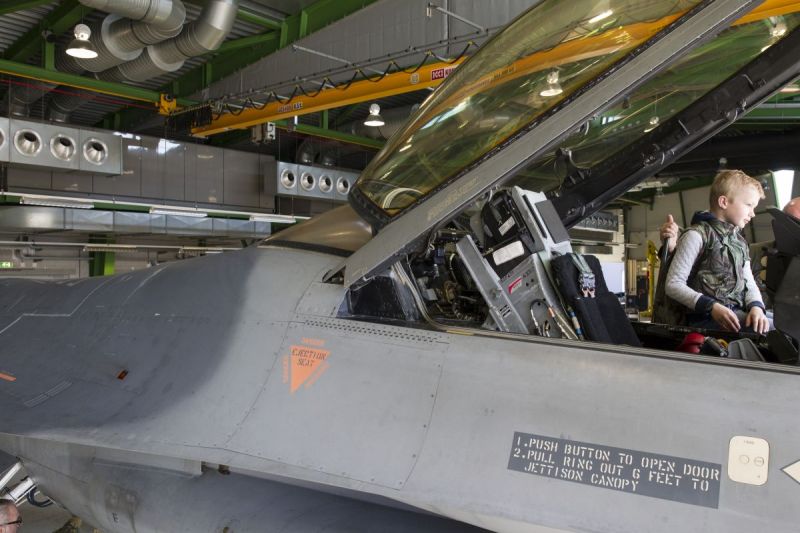 VIDEO: Sam bewondert een F-16