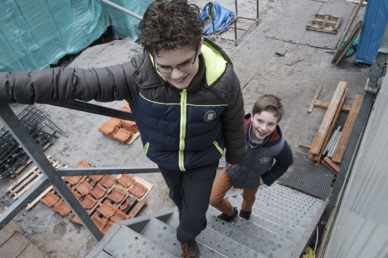 Arjan en Elbert op de bouwplaats. „Het is fijn om met je handen te werken”