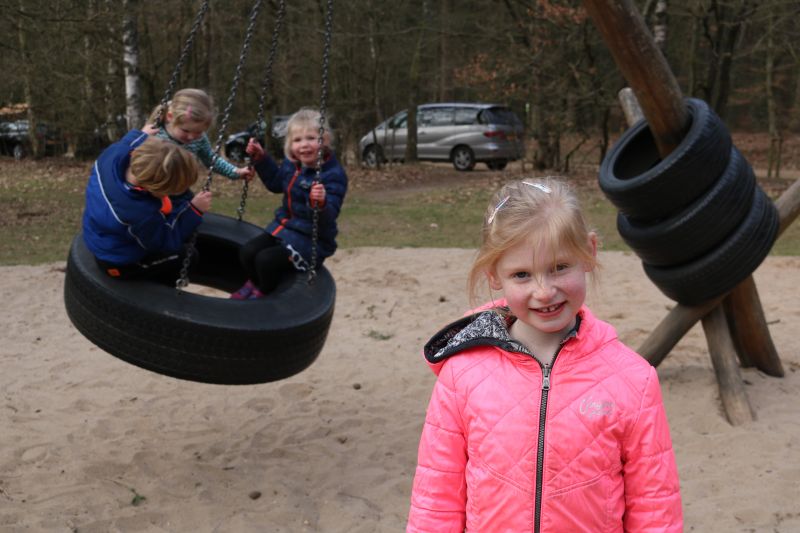 Rennen en stoeien in het Indianenbos