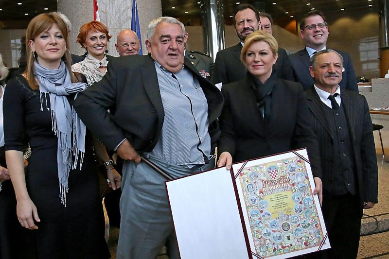 Broek zakt af tijdens fotomoment met de president