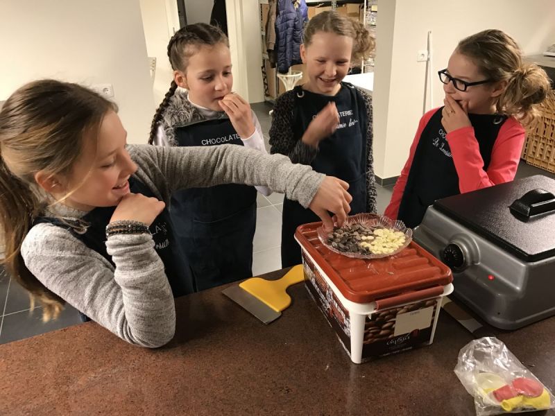 Vier vriendinnen maken zelf heerlijke bonbons (met video)