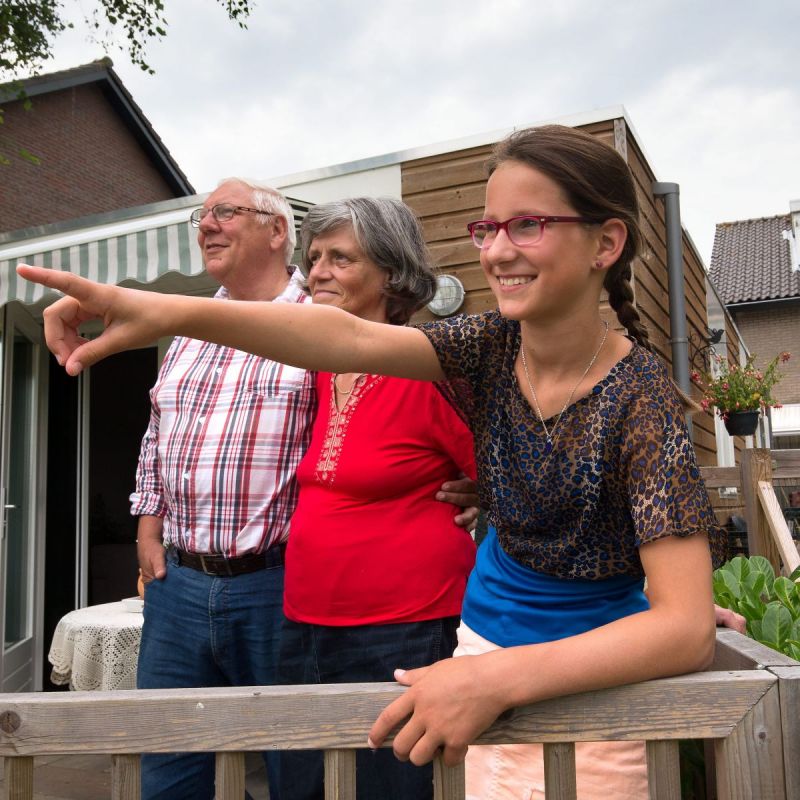 Thirza's opa en oma wonen  IN DE ACHTERTUIN