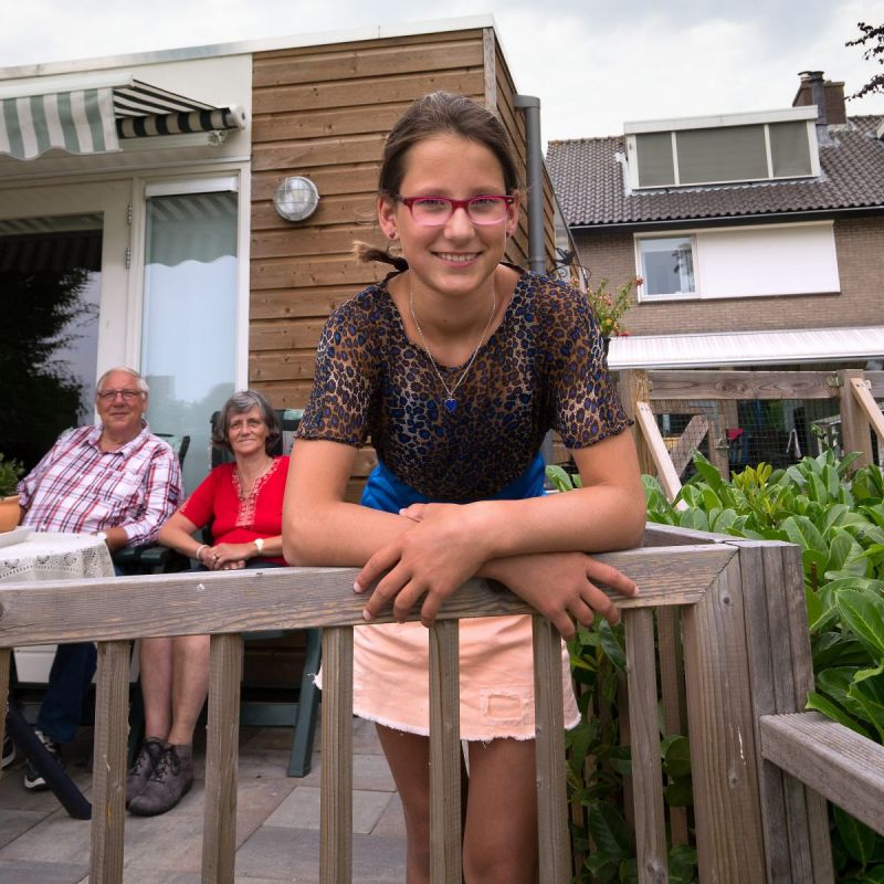 Thirza's opa en oma wonen  IN DE ACHTERTUIN