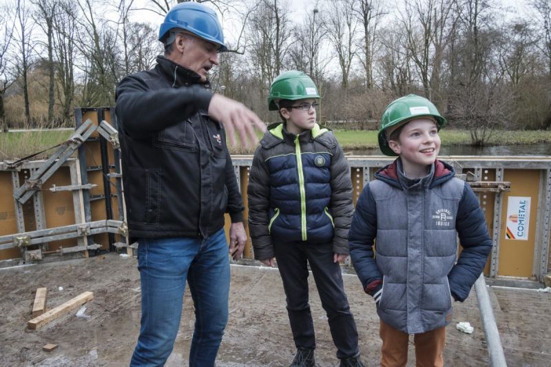 Arjan en Elbert op de bouwplaats. „Het is fijn om met je handen te werken”