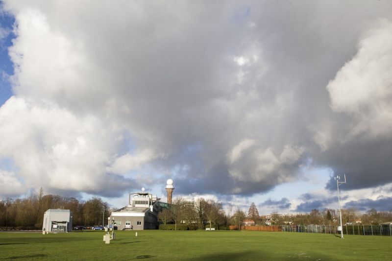 Lotte en Ketsie turen naar de lucht bij het KNMI