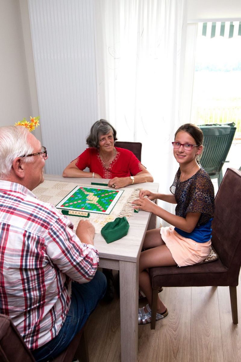 Thirza's opa en oma wonen  IN DE ACHTERTUIN