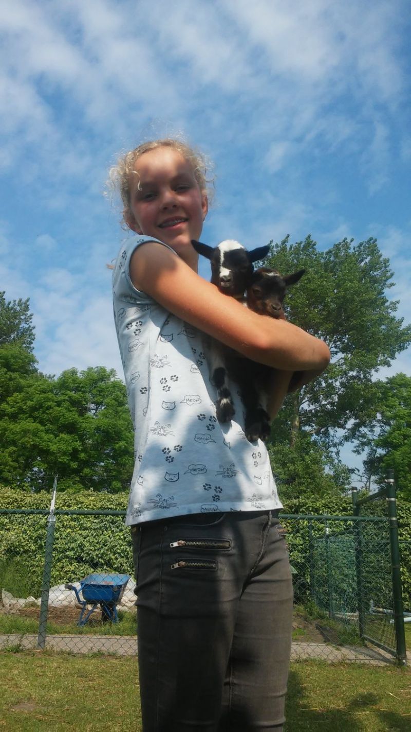 Marit en Lieke HEBBEN EEN EIGEN KINDERBOERDERIJ