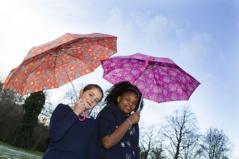 Lotte en Ketsie turen naar de lucht bij het KNMI