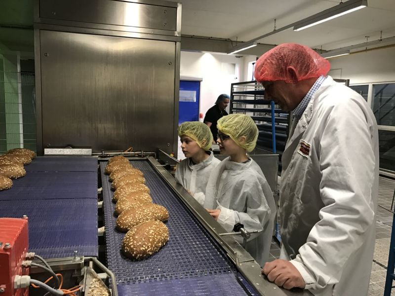 Thijs en Niek nemen een kijkje in een broodfabriek