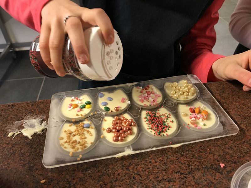 Vier vriendinnen maken zelf heerlijke bonbons (met video)