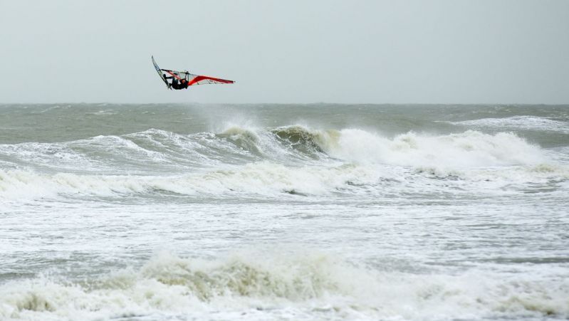 Storm... omgewaaide bomen en wateroverlast