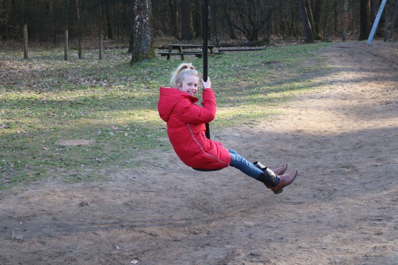 Rennen en stoeien in het Indianenbos