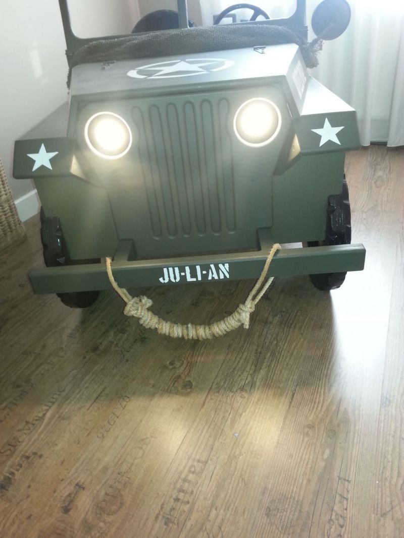 Julian slaapt in een legerjeep