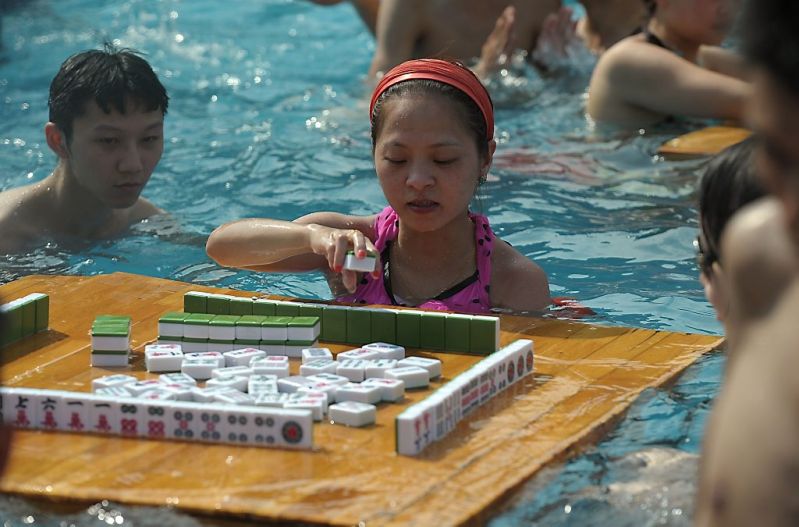 Warm in China: kinderen doen bordspel in water