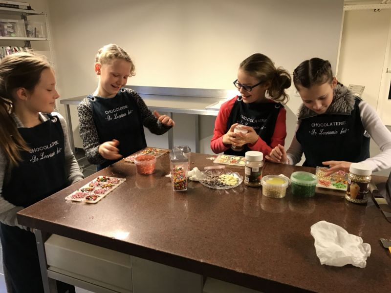 Vier vriendinnen maken zelf heerlijke bonbons (met video)