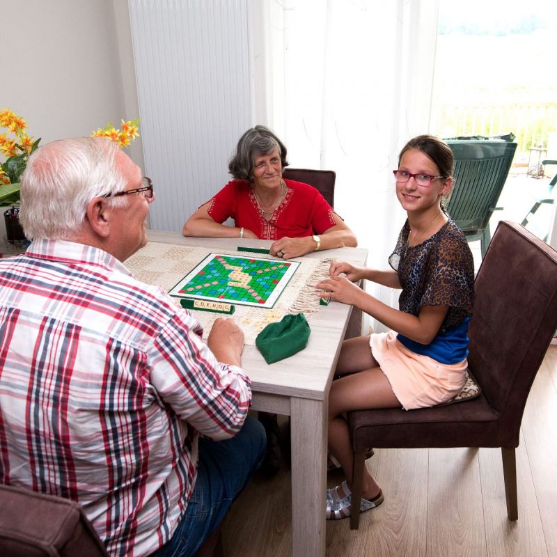 Thirza's opa en oma wonen  IN DE ACHTERTUIN