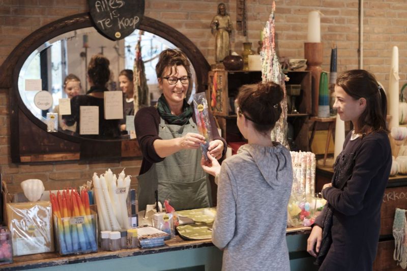 Dompelen, vormen en kleuren in de kaarsenmakerij