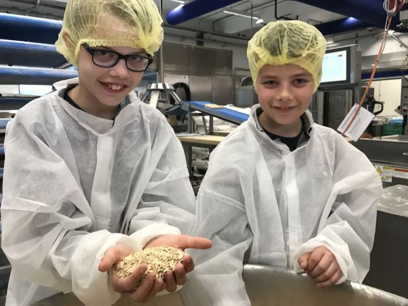 Thijs en Niek nemen een kijkje in een broodfabriek