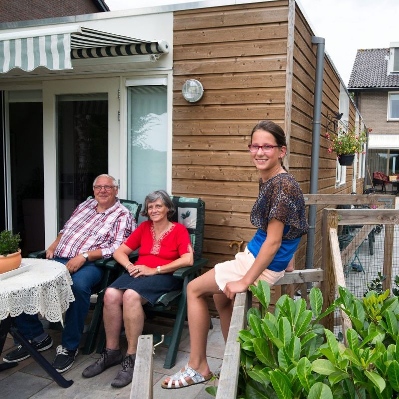 Thirza's opa en oma wonen  IN DE ACHTERTUIN