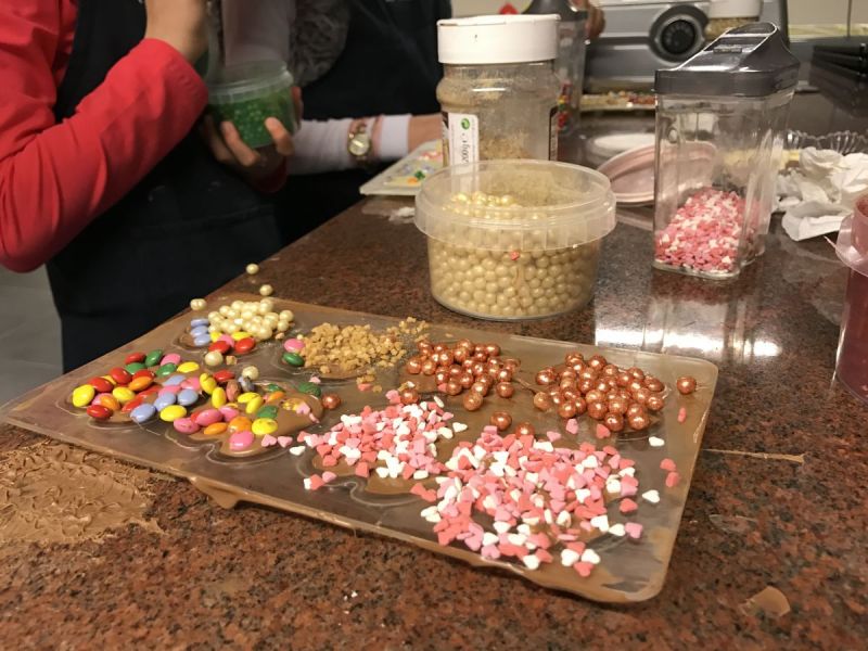 Vier vriendinnen maken zelf heerlijke bonbons (met video)