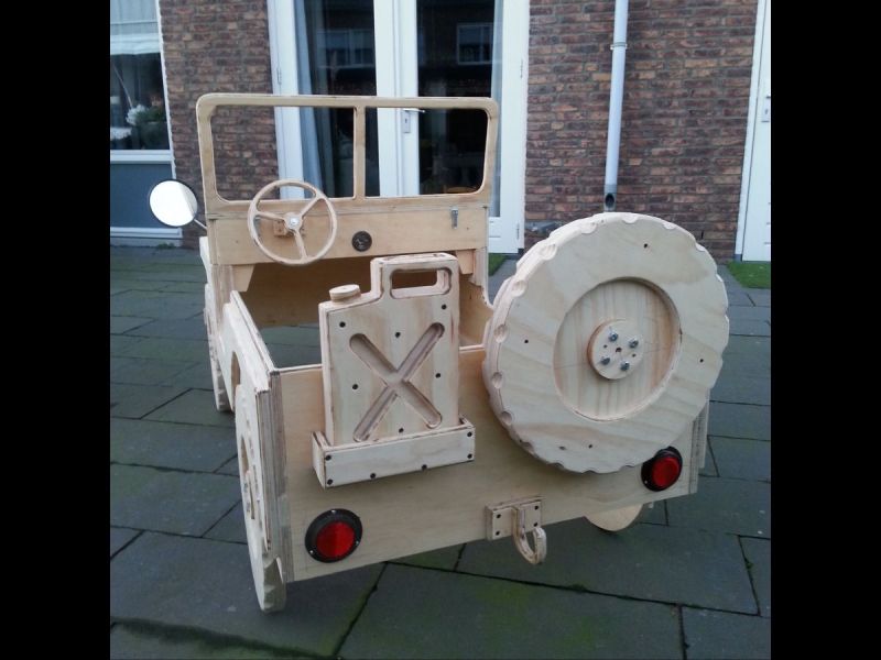 Julian slaapt in een legerjeep