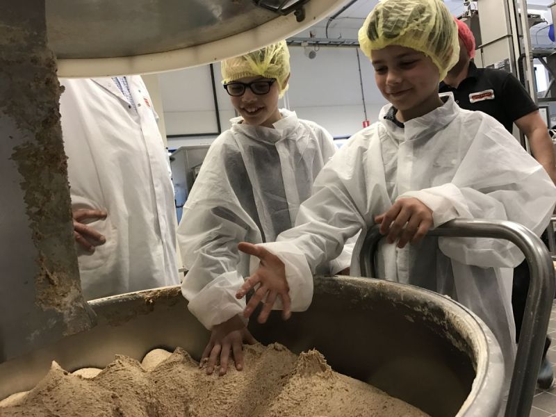 Thijs en Niek nemen een kijkje in een broodfabriek