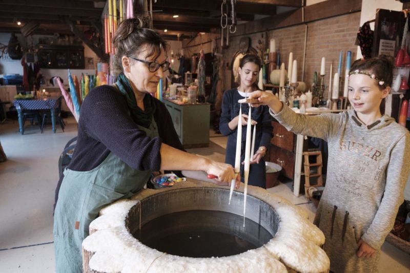 Dompelen, vormen en kleuren in de kaarsenmakerij