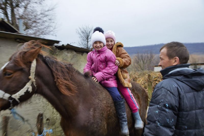 Over twee meisjes, een paard en een gezin zonder moeder